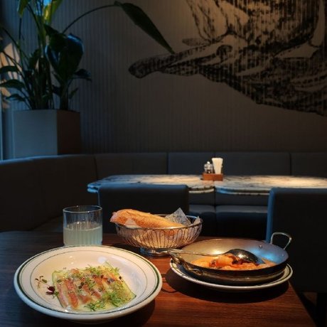 Девушка из канала @eatmoskva заглянула в обновлённый Boston Seafood & Bar на Павелецкой и устроила большой тест морского меню. Что она заказала и чем осталась довольна — читайте дальше.