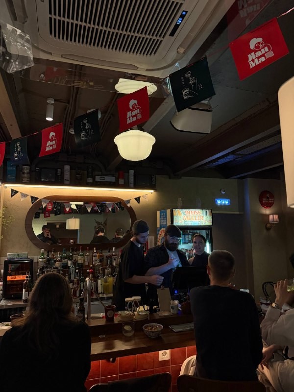 Ребята из телеграм-канала «Москва ресторанная» (@restaurantmoscow) заглянули в новый бар «Шоша» и делятся впечатлениями. Спойлер: там огуречный негрони и подземные вибрации. Смотрите полный обзор!