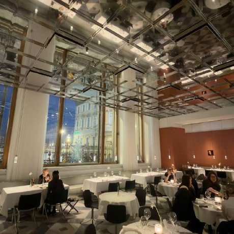 Команда телеграм-канала «В Питере есть» (@spb_rest) залетела в Osteria Italiana в Санкт-Петербурге и сделала обзор. Ребята проверили, как ресторан на Невском сочетает роскошный зал, сервис и блюда — от карпаччо до чизкейка. Дальше — их впечатления о вечере с лепниной, роялем и неожиданными сюрпризами.