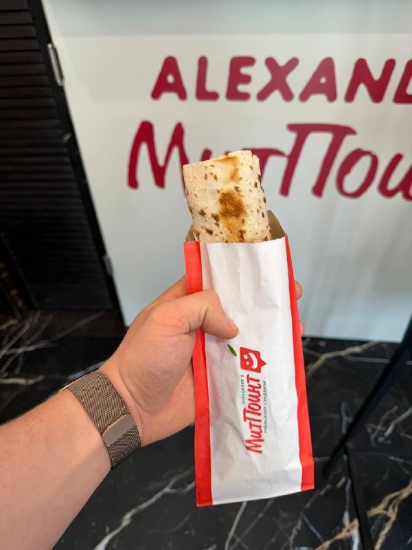 Парень из канала «Дай откусить» сходил в Alexander's МитПоинт и теперь рассказывает, стоит ли пробовать их легендарную кюфту. Он заказал всё самое интересное — читайте, что получилось!