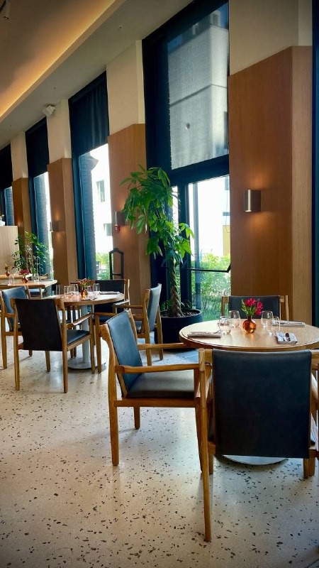 Подписчики канала «Город Гурмэ» (@LeGourmandRussie) заглянули в Lac Bistrot на обед. Они попробовали лепёшки, утку, купаты и десерты — и готовы поделиться впечатлениями. Хотите узнать, что стоит заказать? Скорее читайте!