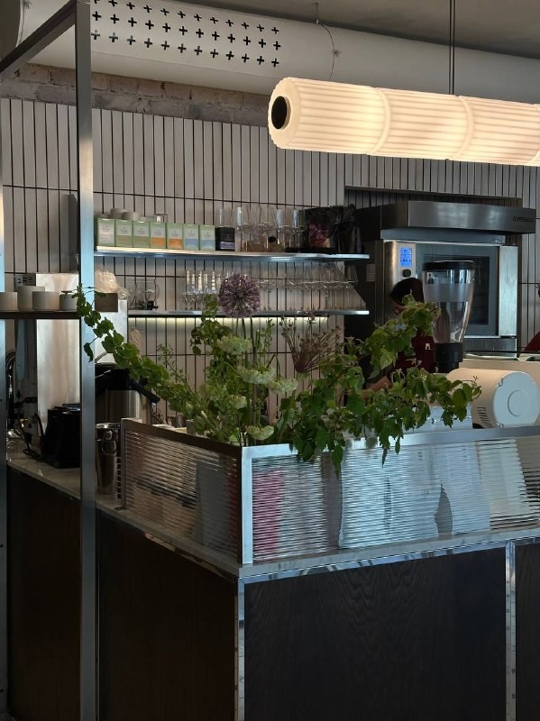 Парень из Telegram-канала @eatpeterburg заглянул на завтрак в Tony Bistro и остался под большим впечатлением. Сейчас он расскажет о своих находках — от интерьера до тарелок. Листайте дальше!