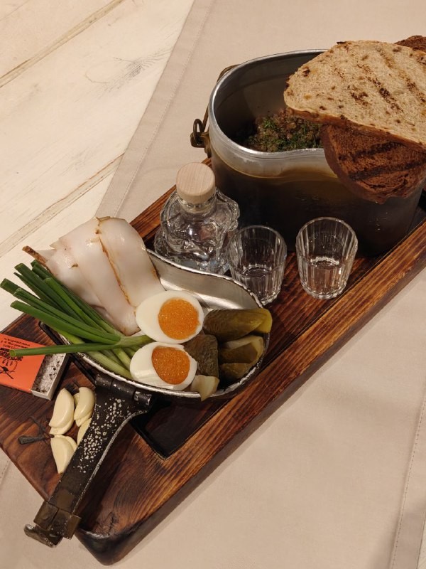 Корреспондент канала @foodiscovery заглянул в московский ресторан северной кухни «Экспедиция», чтобы попробовать знаменитый «Паек геолога» прямо в вертолете. Сейчас расскажет, что из этого вышло.