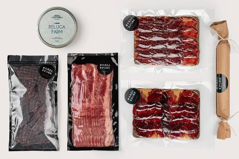 Редакция канала @yanrestoran заглянула в ресторан «Жажда Крови», где представили новогодние подарки. А вы готовы к праздничному застолью? Тогда читайте, что внутри этих стильных коробок.