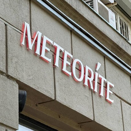 Авторка канала @eatmoskva снова сходила в Meteorite bistro и теперь рассказывает, почему стоит туда заглянуть: там пекут каждый день, а на бумажных скатертях можно рисовать. Читайте дальше — там полный разбор блюд и цен.