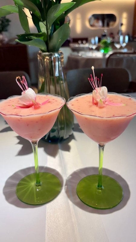Одна девушка из канала @gastroisterika заглянула в The Nappe Bistro и потеряла голову от бокалов-цветов. Безалкогольный беллини её покорил, а вот десерты разочаровали. Предлагаем вам прочитать её откровенный рассказ.