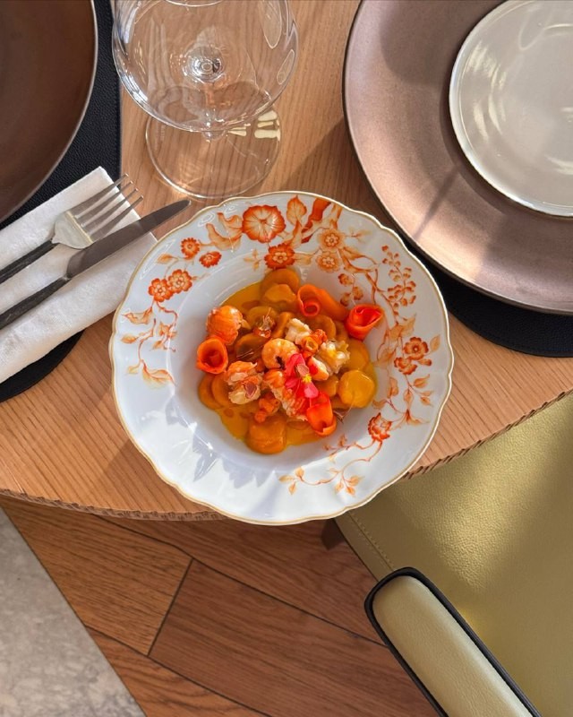 Авторы телеграм-канала @restaurantmoscow сходили в ресторан «Машенька». Что они там нашли вкусного и на сколько это потянуло кошелёк — смотрите в обзоре.