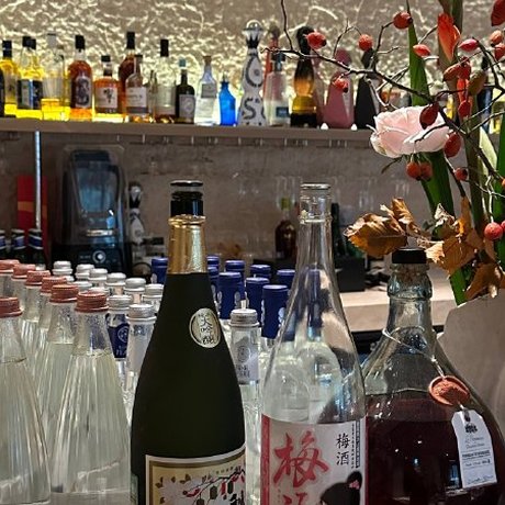 Обозревательница «Doctor Wine» (@doctorwine) заглянула в московский BIWON и устроила себе мясной праздник: вырезка на углях, роллы, тартар и конфеты на десерт. Дальше — подробный разбор, за что здесь стоит оставить кругленькую сумму.