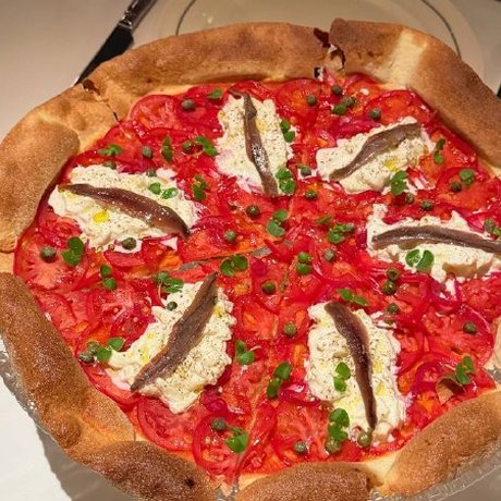 Отчаянная героиня канала «Закажем столик?» (@gastroholic) заглянула в LEO в Хамовниках и сделала обзор: сначала возмутилась ценой пиццы в ₽5 тыс., а после первого укуса уже не смогла остановиться. Дальше — впечатления от кантабрийского анчоуса, томатов и страчателлы.