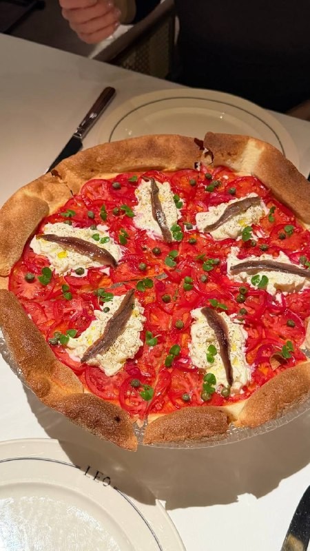 Отчаянная героиня канала «Закажем столик?» (@gastroholic) заглянула в LEO в Хамовниках и сделала обзор: сначала возмутилась ценой пиццы в ₽5 тыс., а после первого укуса уже не смогла остановиться. Дальше — впечатления от кантабрийского анчоуса, томатов и страчателлы.