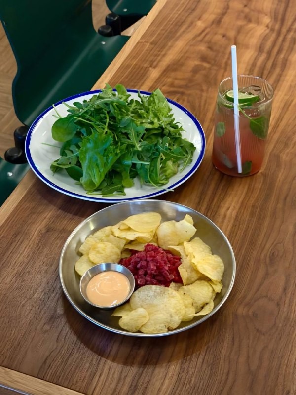 Автор телеграм-канала @eatpeterburg пошла в Cafe ALTO на летнее обновление. Спойлер: было вкусно! Читайте её обзор — узнаете, что заказать.