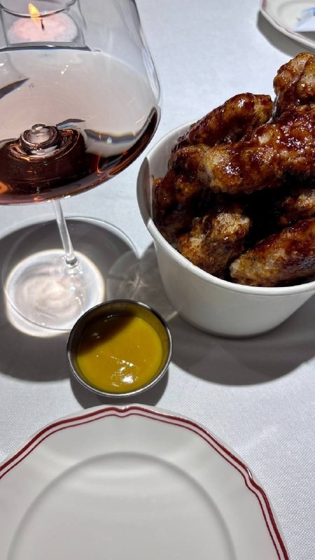 Авторка канала «Гастроистерика» сходила в Cheers&Chicken — место, где дорогое вино соседствует с ведром куриных крылышек. Она осталась в восторге от контраста, хотя курочка не дотянула до идеала. Читайте её честный обзор!