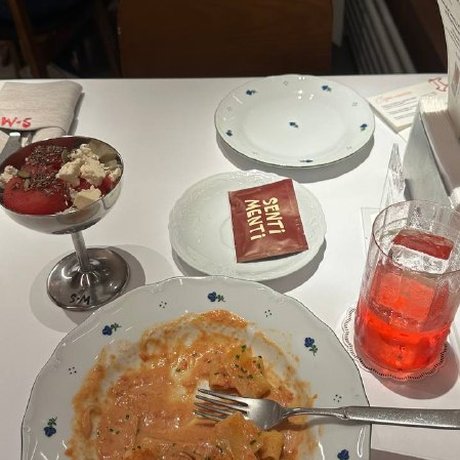 Девушка из телеграм-канала «Москва.лова» сходила в Senti Menti на арбузно-дынный спешл. Порцию мороженого на двоих она съела одна, но это не помешало ей попробовать ещё пасту и коктейль. Читайте дальше, чтобы узнать, что понравилось больше всего!