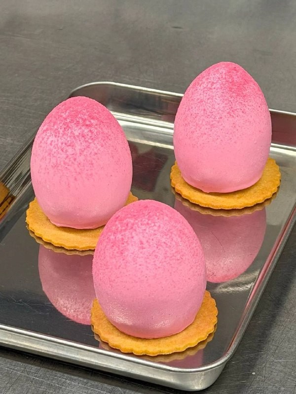 Команда Pleasure Guide заглянула в Eggsellent и обнаружила там пасхальное яйцо, достойное самых гламурных! Внутри — манговое кули, снаружи — розовая глазурь с блёстками. Хотите узнать, сколько оно стоит и где попробовать? Тогда читайте обзор!