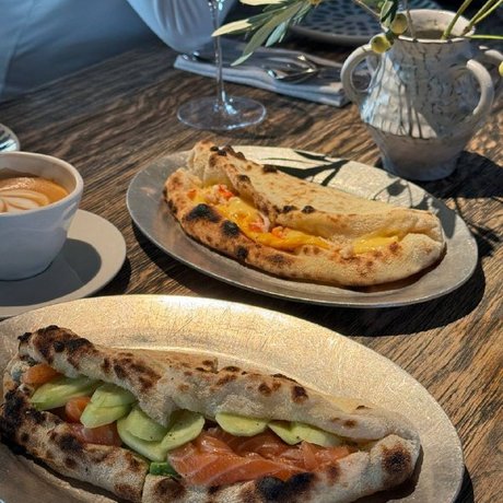 Автор @kozakfood устроил завтрак-разведку в Saray и уже оценил обновлённое меню. Сейчас расскажем, какие блюда там стоит попробовать и сколько они стоят.