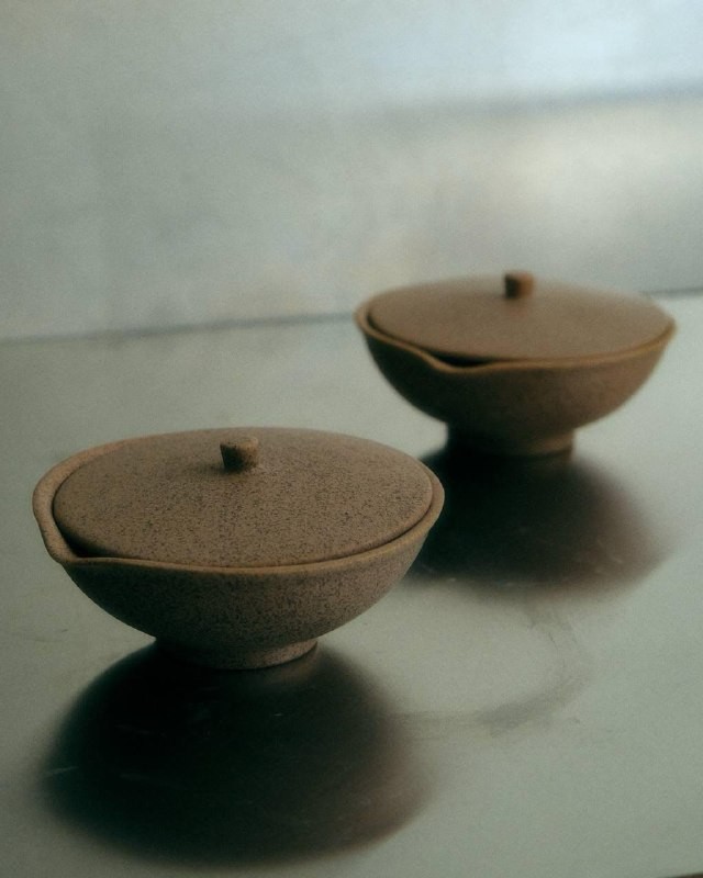 Ребята из канала @coffeeinmsk заглянули в ABC Coffee Roasters, чтобы рассказать о новых боксах для заваривания чая и матча. Оказывается, здесь можно купить целый набор с красивой керамикой и отборными чайными листьями. Давайте узнаем, что входит в эти боксы и сколько они стоят.