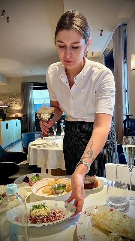 Команда «Город Гурмэ» (@LeGourmandRussie) наведалась в Reina Bistro, где теперь заправляет новый шеф. И они в полном восторге от обновлённого меню. Делимся впечатлениями — сохраняйте, чтобы не потерять!