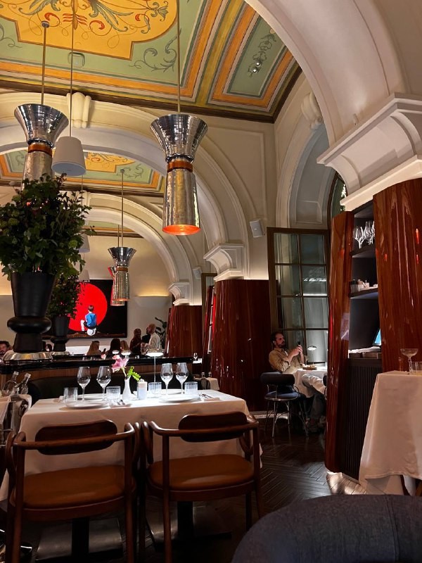 Автор канала «Кудаеда» отправился в Brasserie Кузнецкий Мост в поисках идеального места для праздничного ужина и нашёл там громкую роскошь и искусство на тарелке. А теперь он делится с вами своими впечатлениями от этого помпезного заведения.
