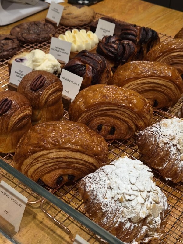 Автор канала @eatpeterburg заглянул в новую кофейню BAKEHOUSE на Андреевском рынке и поделился впечатлениями. Смотрите, что он попробовал.