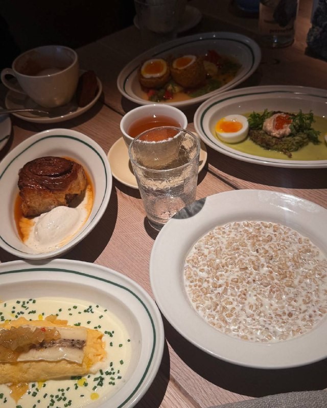 Редактор телеграм-канала @restaurantmoscow отправился в Pomme Verte, чтобы протестировать новые завтраки с французским акцентом. Он оценил всё — от порций до подачи. А теперь делится с вами своими находками и впечатлениями. Читайте его подробный разбор ниже.