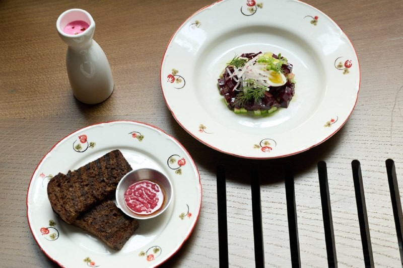 Команда канала «Где поесть Москва?» (@mskrestfood) отправилась в Reina Bistro, чтобы попробовать летнее меню. Спойлер: всё очень свежее и сезонное. Дальше — подробный обзор блюд, смотрите сами!