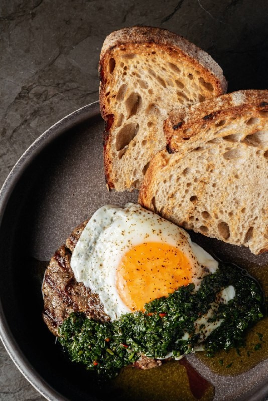 Ребята с телеграм-канала Yan Restoran не удержались и рванули в 800°С Contemporary Steak, чтобы первыми раскусить новые утренние позиции. Читайте, что из этого вышло!