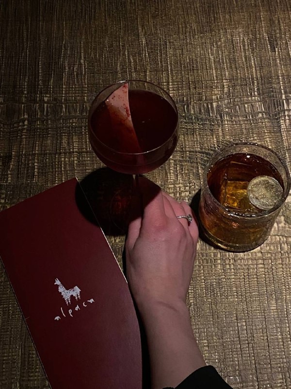 Ребята из телеграм-канала «Летсгоу пожрём» (@letsgo_pozhrem) в очередной раз пошли в свой любимый ресторан Alpaca на Чистых прудах, чтобы насладиться атмосферой и севиче. А теперь делятся с вами подробностями и впечатлениями.