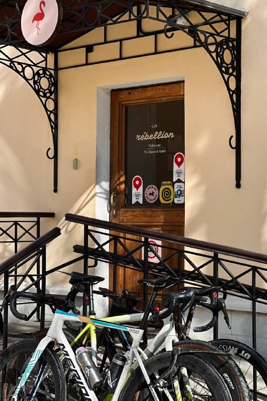 Ребята из coffeeinmoscow заглянули в Rébellion, чтобы открыть велосезон и протестировать весеннее меню. А теперь делятся впечатлениями о напитках, завтраках и удобствах для спортсменов. Приготовьтесь узнать все детали!