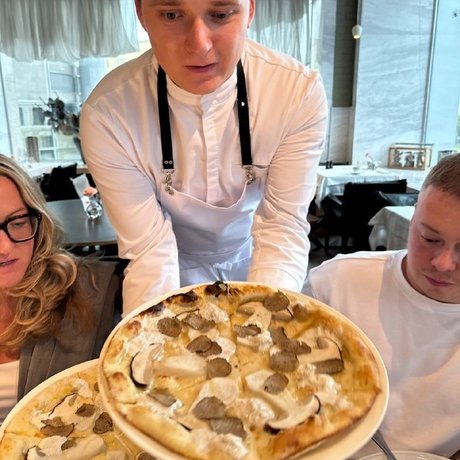 Автор KOZAK FOOD (@kozakfood) заглянул в «Mushrooms» и устроил грибной марафон: от вителло тоннато до мороженого из белых грибов. Узнайте, что попробовать в осеннем меню и сколько это стоит.