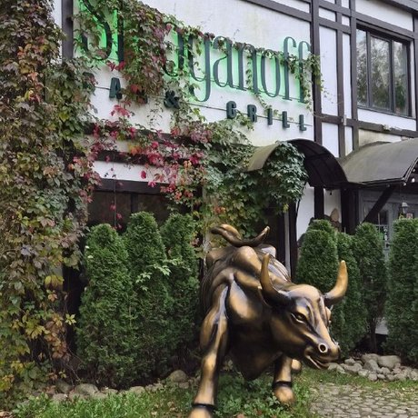 Авторка @eatpeterburg заглянула в загородный Stroganoff Bar & Grill и поймала обновление осеннего меню. Сейчас вы узнаете, как ей тыквенный суп с хамоном, пицца со шкварками и стейк Скерт.