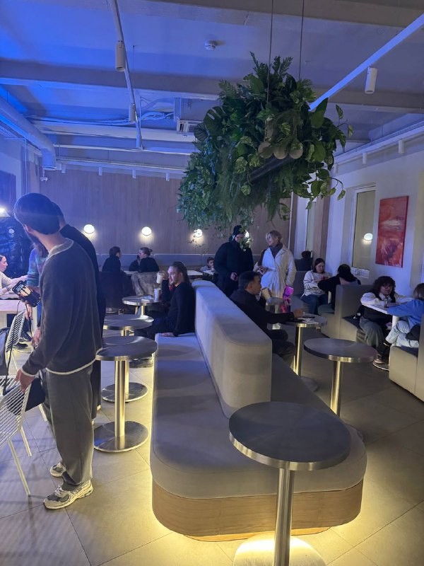 Команда канала «Пьем, едим, отдыхаем» (@drinkeatrelax) зашла на Неглинную, чтобы оценить знаменитые смэш-бургеры от шефа Камеля Бенмамара. Делимся с вами впечатлениями о походе в это бургерное место!