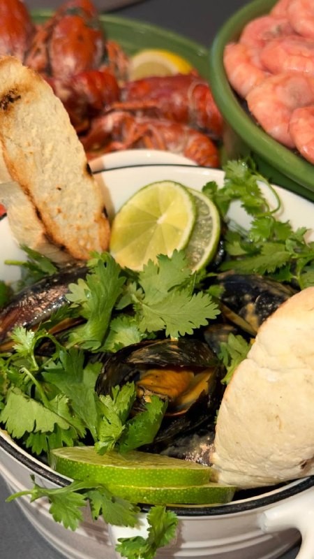 Пока за окном серость, одна девушка из телеграм-канала «Закажем столик?» (@gastroholic) решила не выходить из дома и заказала доставку морепродуктов из «Раковой». Результат превзошёл ожидания! Давайте заглянем в её отзыв.