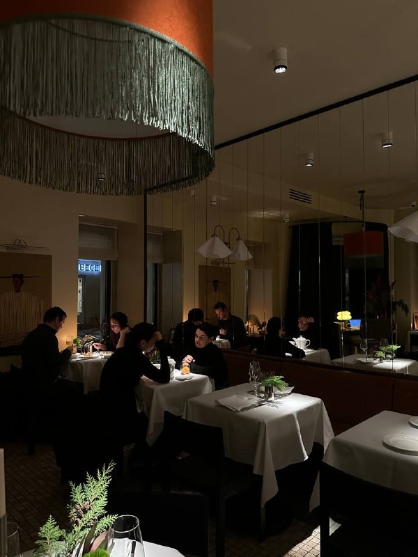 Автор канала «Москва.лова» (@moscowlova) заглянул в новое французское бистро Bistro Trompette на Трубной, чтобы проверить, как там соединили парижскую эстетику, марсельский драйв и гастрономию. Сейчас расскажет, что из этого вышло и что точно стоит попробовать.