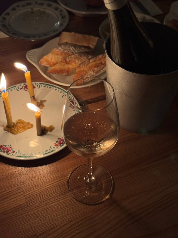 Ребята из Sasha foodie (@sashafoodie) наконец добрались до винного бара «Компаньон» — места, где за одним столом собираются незнакомцы, а атмосфера напоминает чей-то шумный день рождения. Дальше — честный рассказ о закусках, ценах и впечатлениях. Читайте и вдохновляйтесь!