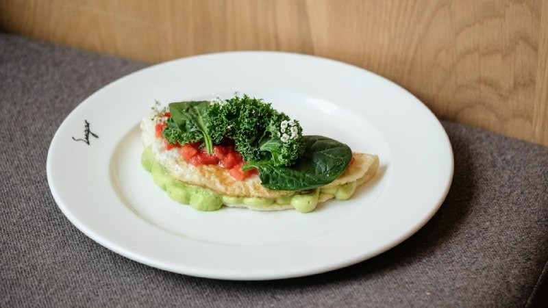 Автор из канала «Москва ресторанная» (@restaurantmoscow) решил проверить, как в Sugar Bistro стартует день. Он попробовал новые завтраки и готов поделиться подробностями. Читайте его впечатления ниже!