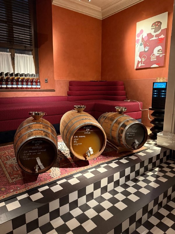 Автор канала «Мухин в тарелке» (@myxinvtarelke) снова заглянул в Urban Winery. Он рассказывает о дегустации первого российского мистеля. Узнайте, как создавался напиток и сколько стоит его попробовать.