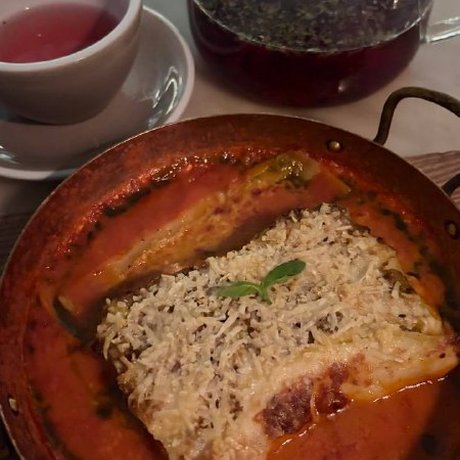 Обзорщица из «Гастроистерики» (@gastroisterika) заглянула в винный микробар 13° на 4-й Тверской-Ямской и устроила себе гастровечер: лазанья, тальятелле, кулебяка, вишнёвый пирог и вино с нотами лака и краски. Читайте, как она оценила блюда, цены и атмосферу.