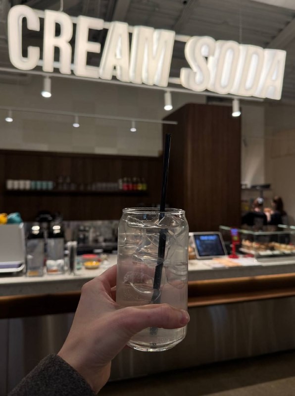 Автор канала @eatmoskva заглянул в новую кофейню Cream Soda напротив Третьяковки. Читайте его впечатления о завтраках, интерьере и атмосфере. Ниже — полный разбор с ценами и мнением.