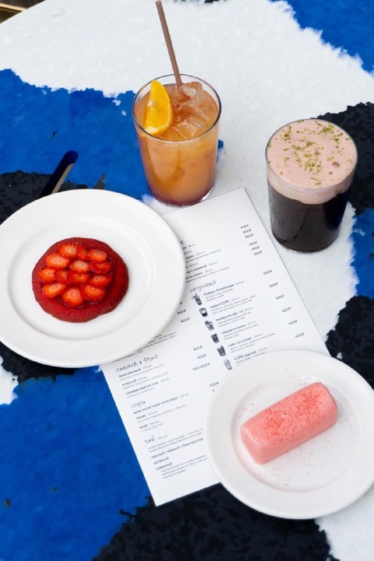 Команда @coffeeinmos (coffeeinmoscow) заглянула в Core Bistro и оценила новинки летнего меню. Хотите узнать, какие необычные напитки там подают? Читайте подробнее!