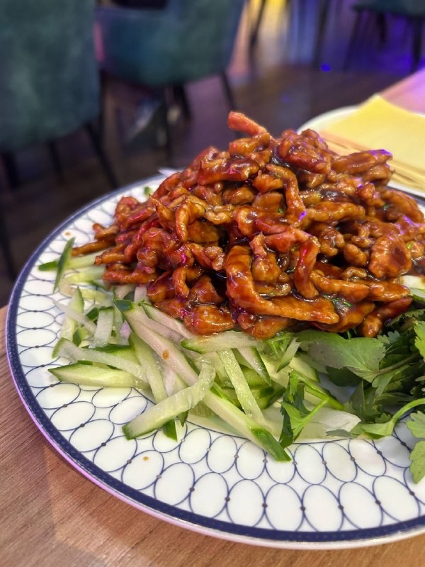 Миша Пухов из канала «ШАУРМОЛОГ» нашел в Москве настоящий нишевый ресторан — с входом через автосалон, бильярдной и китайским меню без перевода. Держите обзор этого необычного места.