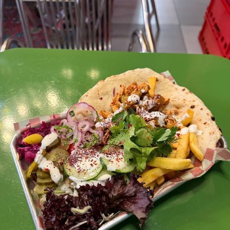 Автор телеграм-канала «Дай откусить» (@dauotkysit) заглянул в Substance Kebab на Рождественском бульваре, чтобы проверить, как кебаб уживается с бильярдом. Впечатления — огонь. Читайте, что он заказывал и за каким блюдом вернётся.