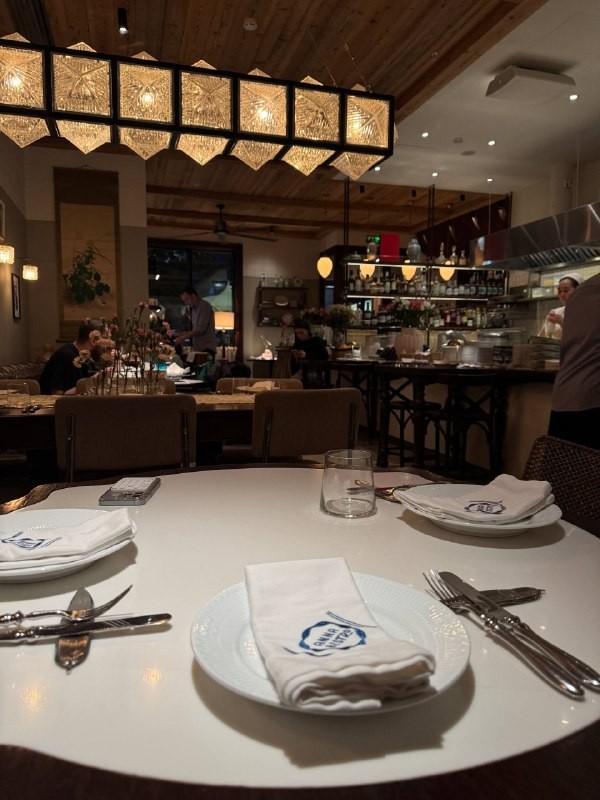 Автор канала «Sasha foodie» сходила в Anna Bistro после тенниса — и это было идеальное завершение вечера! Спойлер: баклажаны фри, гёдза и сытные роллы не оставили равнодушной. Хотите узнать, что ещё заказали и почему это место называют уютным семейным? Читайте дальше!