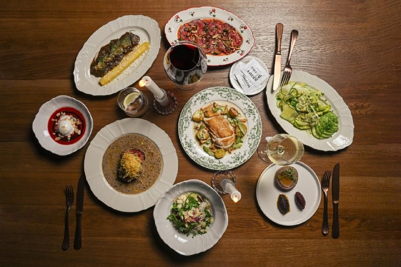 Корреспондент @mskrestfood отправился в Reina Bistro, чтобы попробовать новое меню от шефа Лавинии Росси. Спойлер: итальянско-испанский микс зашел на ура. Дальше — подробности.