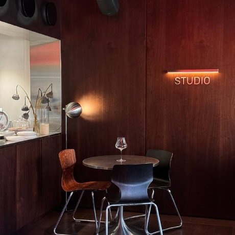 Корреспондентка @eatpeterburg заглянула в «Studio» в Санкт-Петербурге и устроила итальянский гастротур по пицце, флэтбрэдам и коктейлям. В тексте — её выбор блюд и впечатления от места.