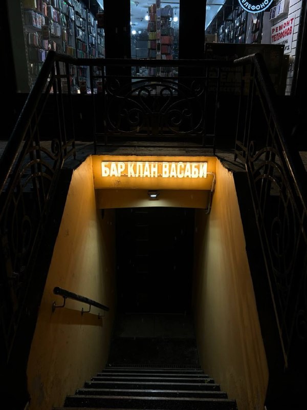 Автор из канала «В Питере есть» (@spb_rest) отправилась в спрятанную изакая «Клан Васаби». Читайте её пряный и честный рассказ о подвальном баре с ананасами кимчи и раменом!