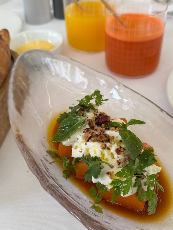 Обозреватель телеграм-канала @eatmoskva заглянул в Brasserie Кузнецкий Мост, чтобы попробовать летнее обновление меню. Он в восторге от блюд с лисичками. Читайте, что еще он заказал!