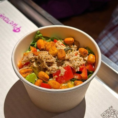 Ребята из GoEat (@goeat_moscow) заглянули в новую точку «ЧИТЕРС» на Тверской, чтобы устроить читмил без чувства вины. Дальше — про протеиновые коктейли, читбургер и пончики, которые удивят калорийностью.