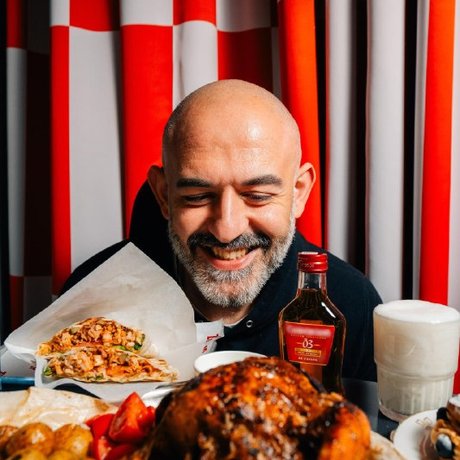 Ариил Давыдов из Sabz и «Планчи» запустил куриное меню в Öz Kebab, а телеграм-канал Street Food Lovers (@street_food_lovers) делится подробностями. Вы узнаете состав лимитированного меню и цены.
