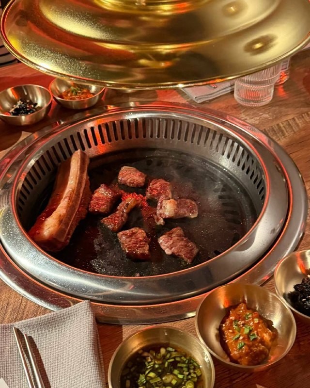 Пока одни спорят о политике, автор канала «Москва ресторанная» (@restaurantmoscow) отправился на Патрики пробовать новое корейское барбекю K-BBQ. Спойлер: мясо жарят сами, но вам помогут. А что ещё? Читайте обзор, чтобы узнать, стоит ли пачкать пиджак.