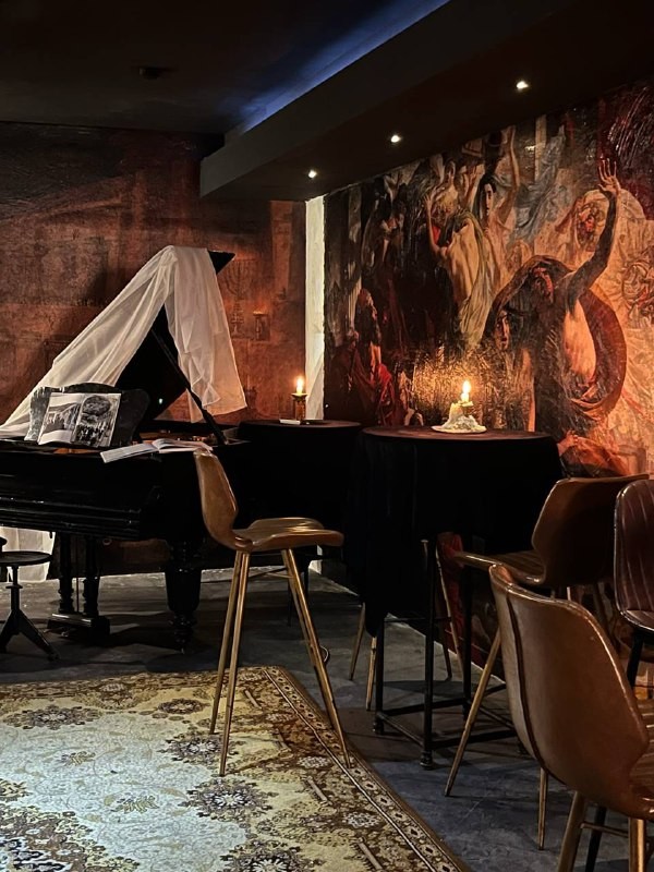 Автор канала «В Питере есть» (@spb_rest) зашёл в винный бар La Magie de Soir, чтобы проверить его богемную атмосферу. Сейчас расскажет, стоит ли там играть в шахматы с владельцем. Поехали читать!